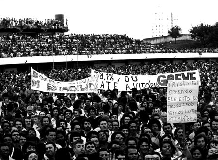 A classe operária acordava da ressaca do Milagre abandonando as posições de poder e aderindo ao canto da sereia da legenda legal - Foto:wiki